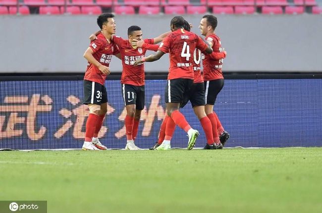 上半场伤停补时1分钟，半场结束拜仁暂2-1沃尔夫斯堡。